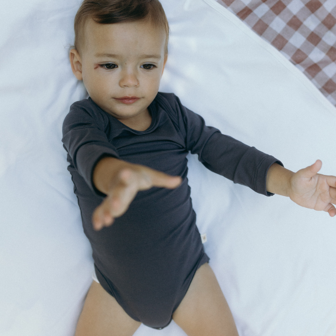 Body manga longa para recém-nascido em viscose cinza Tutum